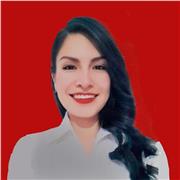 Profesora de lengua castellana y literatura imparte clases a estudiantes de todas las edades